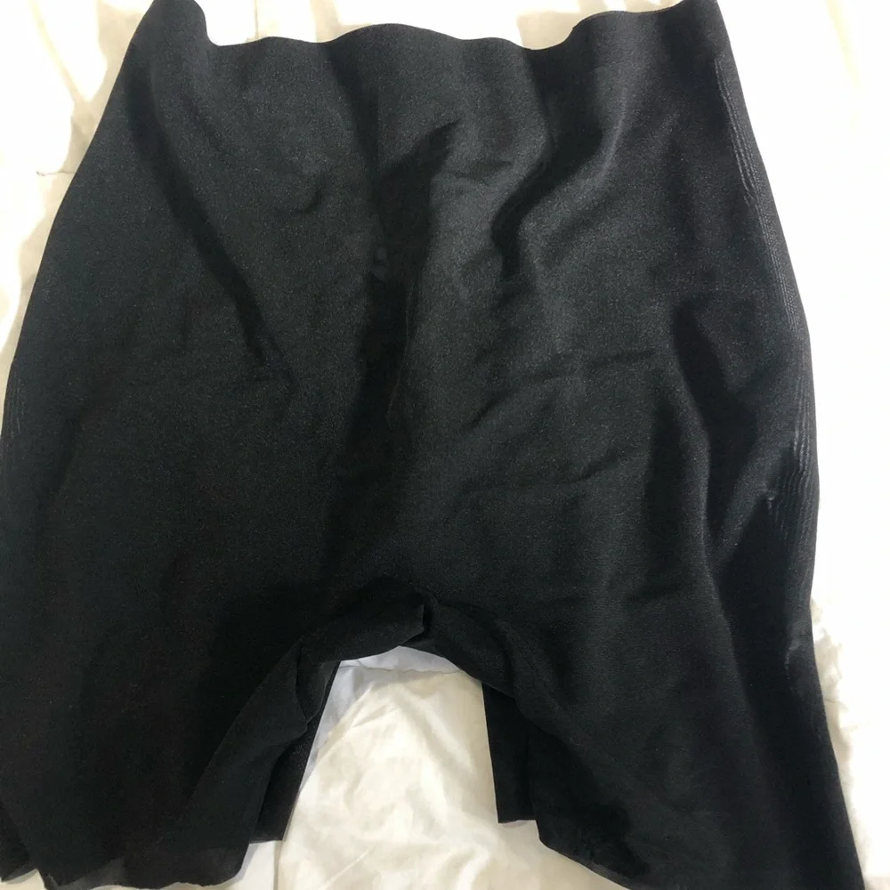 SKIMS shaper wear. SHEER SCULPT LOW BACK SHORT - Picture 2 of 4